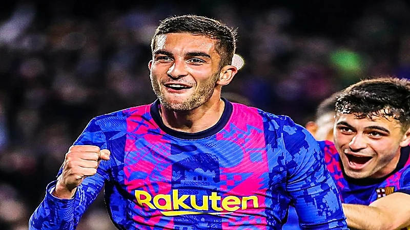 بالصور.. نجم نادي برشلونة يثير الجدل بسبب شعار الفريق