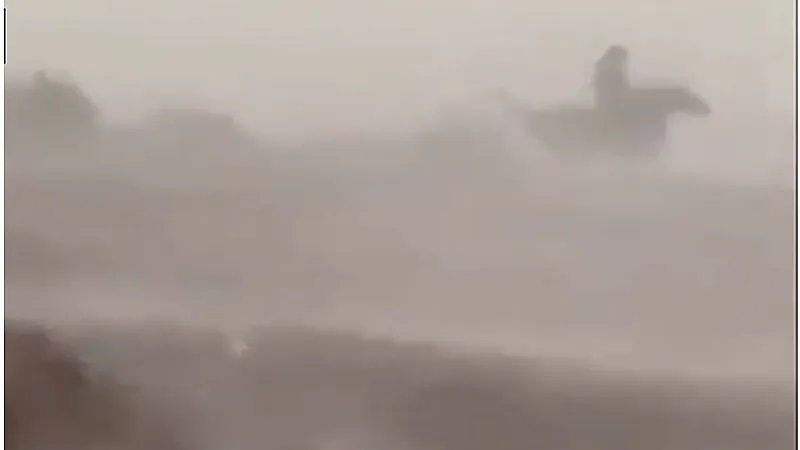 عاصفة بردية تفاجئ شاب على ظهر الخيل في بريدة.. فيديو