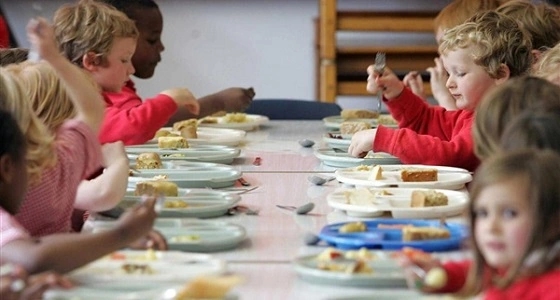 الحكومة البريطانية تواجه التضخم بحرمان الأطفال من الوجبات المدرسية