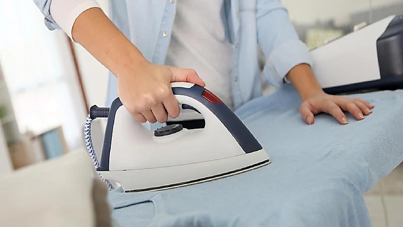 حكم قضائي يُجبر شاب على غسل وكوي ملابس النساء مجانا في قريته