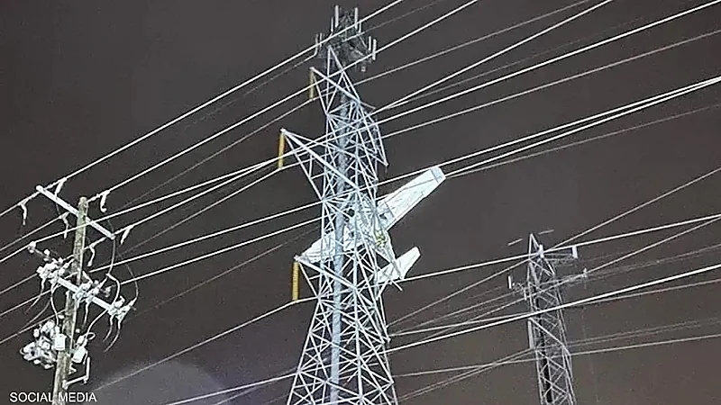بالفيديو.. طائرة تصطدم ببرج كهرباء وأنباء عن سلامة ركابها