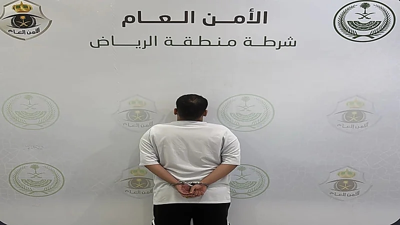القبض على شخص لاعتدائه على آخر في محل تجاري بالرياض