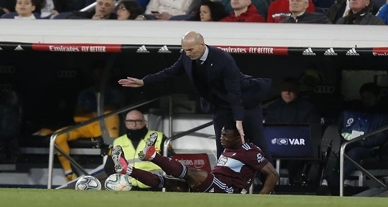 بالصور..سقوط كوميدي لزيدان بعد اصطدامه مع لاعب الخصم