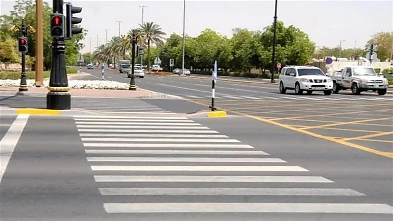 تعليمات يجب الالتزام بها قبل عبور الطريق