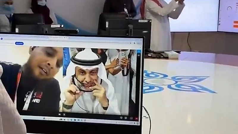 ‏وزير الصحة يطمئن على حالة حاج هندي أثناء جولته الميدانية .. فيديو