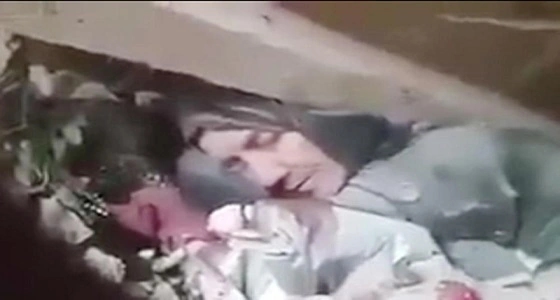 بالفيديو.. سوري يكتفي بـ " سامحيني يا أمي " للتعبير عن معاناة شعبه