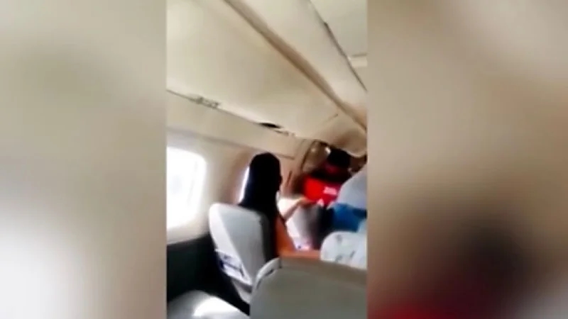 بالفيديو.. باب طائرة ينفتح وهي مُعلقة بالجو والركاب يمسكون الباب