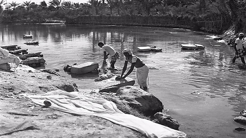 بالصور.. غسيل الملابس في عين أم خريسان بالأحساء