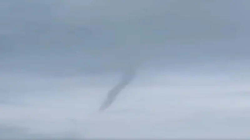 شاهد.. شاهقة مائية تتشكل أمام ساحل جدة