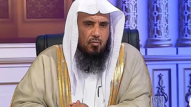 الخثلان يوضح حكم وجود الخادمات في منزل به رجال وهي كاشفة .. فيديو