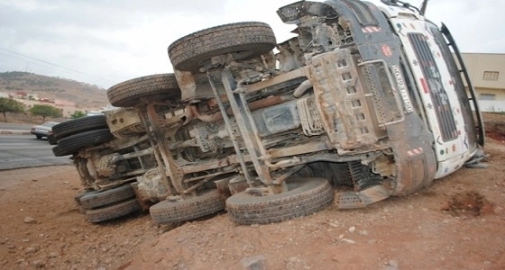 سهو سائق يتسبب في انقلاب شاحنة زيت طعام بجدة