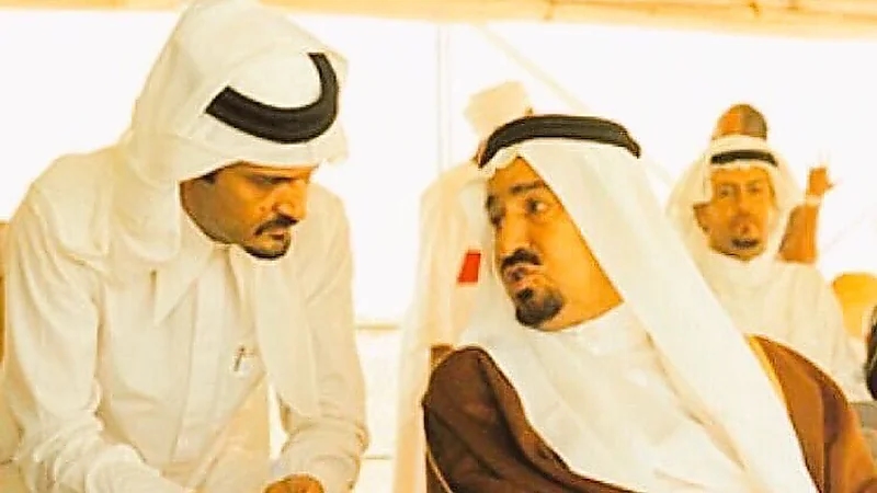 صورة تاريخية موثقة للأمير سعود الفيصل وهو ينصت بحرص لحديث الملك خالد