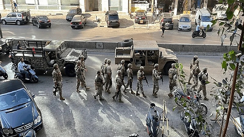 شاهد .. إطلاق نار متبادل بين عائلتين بلبنان والجيش يتدخل