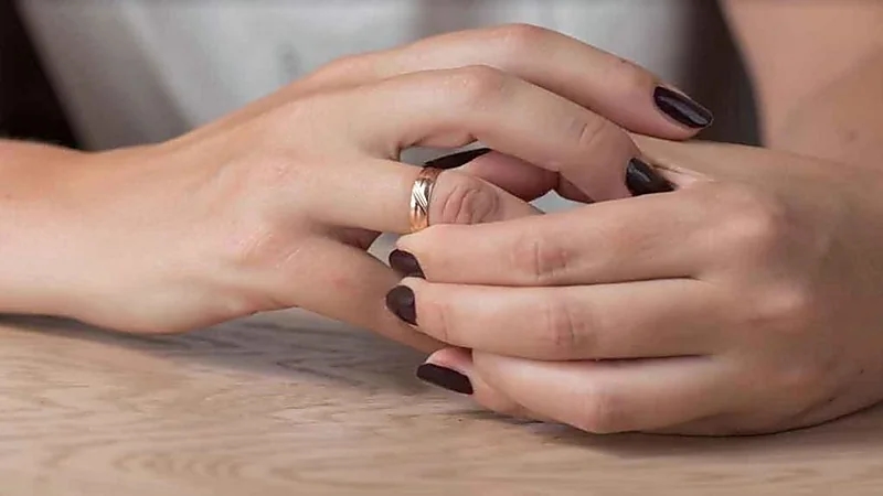 امرأة تتفاجأ بخيانة زوجها لها مع صديقة عمرها