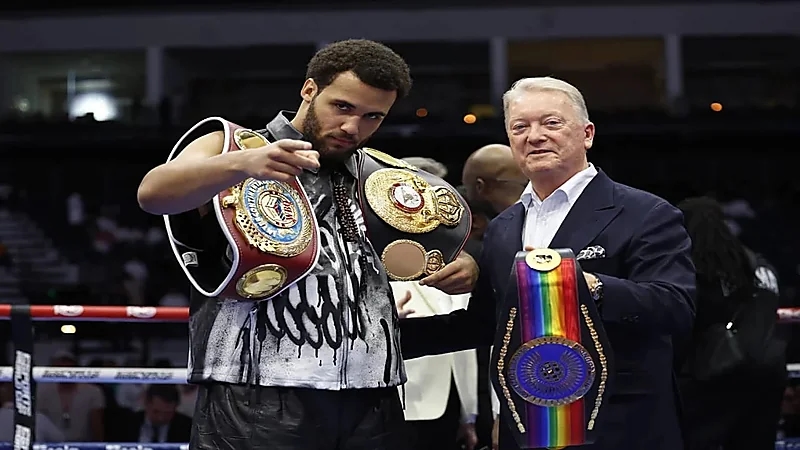 الملاكم البريطاني إيتاوما يؤكد تحقيق أحلامه في الرياض