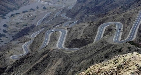 لحظات صعبة على سائق شاحنة كادت أن تسقط من قمة جبل بأبها