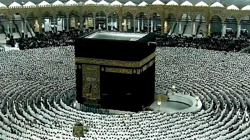 المعتمرون يؤدون صلاة الفجر وسط أجواء روحانية مهيبة بالحرم المكي.. فيديو