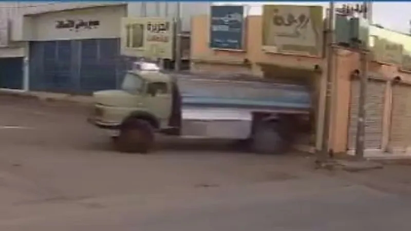 ضبط شخص ظهر في فيديو يحطم واجهة محلات اتصالات باستخدام " وايت " بوادي الدواسر