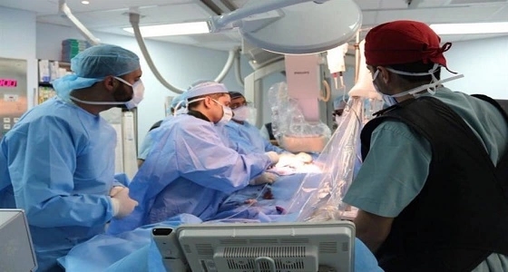 فريق طبي يزرع أذن ويرمم وجه سيدة تعرضت لحادث مروع بالمدينة