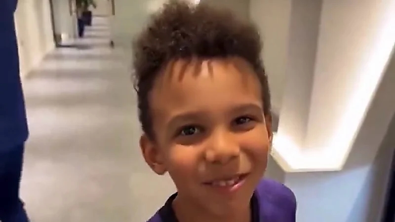 البليهي يُمازح نجل كوليبالي .. فيديو