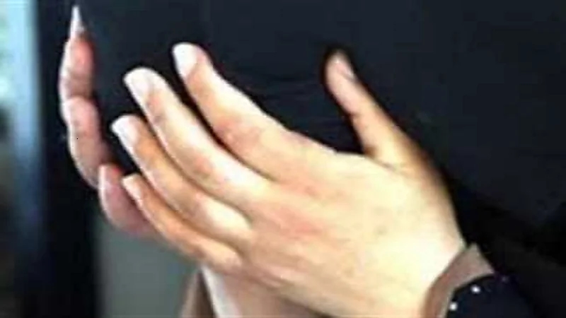 سائق وزميله يخطفان امرأة ويعتديان عليها جنسيا داخل المقابر