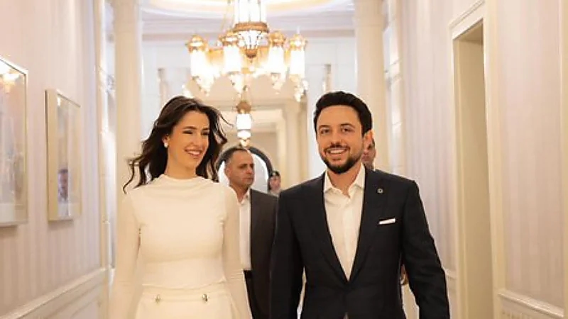 أحدث إطلالة للأمير الحسين والأميرة رجوة خلال استقبال أوائل الثانوية العامة.. صور