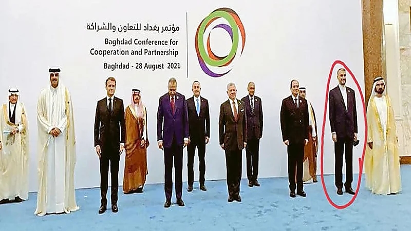 بالفيديو.. تصرف غير لائق من وزير الخارجية الإيراني خلال التقاط الصورة التذكارية يغضب العراقيين