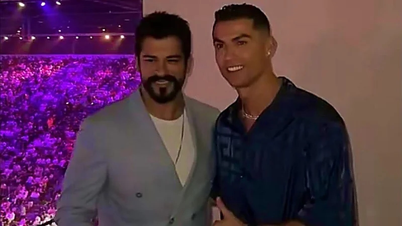 بوارك يلتقط الصور التذكارية برفقة رونالدو في موسم الرياض