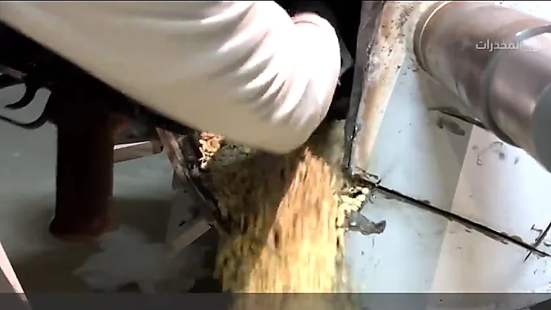 ضبط 1,613,000 قرص من مادة الإمفيتامين المخدر داخل أحد الأحواش بجدة .. فيديو