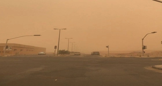 بالفيديو والصور.. موجة غبار تجتاح " القريات " .. وتؤدي لانقطاع التيار الكهربائي