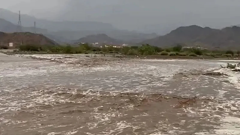 شاهد .. جريان السيول العارمة كالأنهار جنوب المخواة