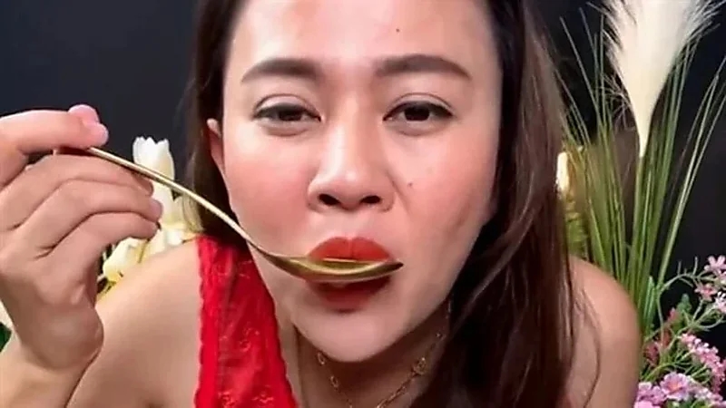 بالصور.. بلوجر تتناول وجبة من الخفافيش في بث مباشر