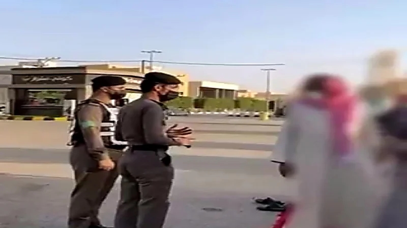 شاهد.. رجال الأمن بالمزاحمية يكثفون جهودهم في متابعة تطبيق الإجراءات الاحترازية