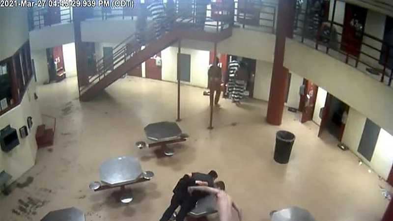 شاهد..  سجناء يعتدون بالضرب والطعن على أحد الحراس بطريقة وحشية 