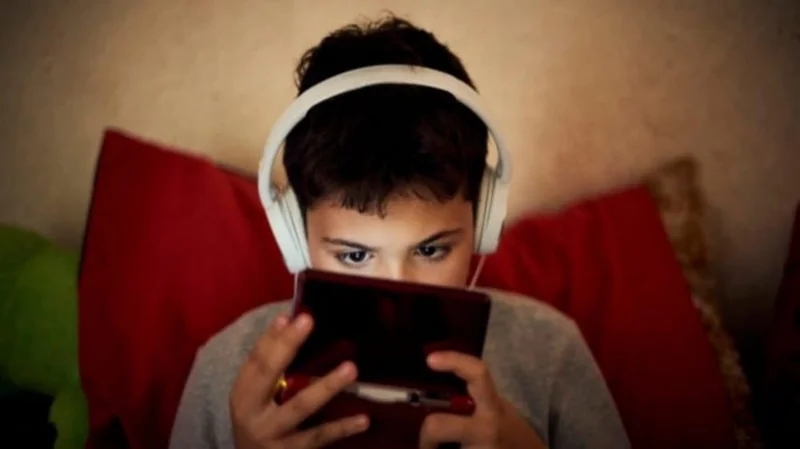 "الخضيري" يوضح تأثير الأجهزة الإلكترونية على الأطفال