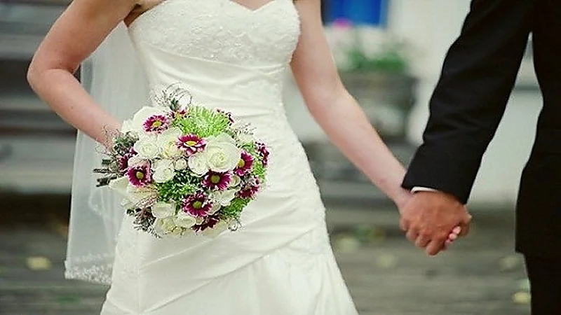 امرأة تقتحم حفل زفاف وتضرب العريس