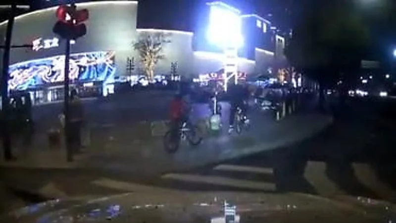 بالفيديو.. شاب يقتحم متجراً بسيارته ويدمره بسبب خطيبته