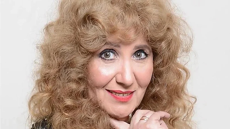 سميرة صدقي تدخل في نوبة ضحك أثناء ردها على أنباء زواجها من معمر القدافي.. فيديو