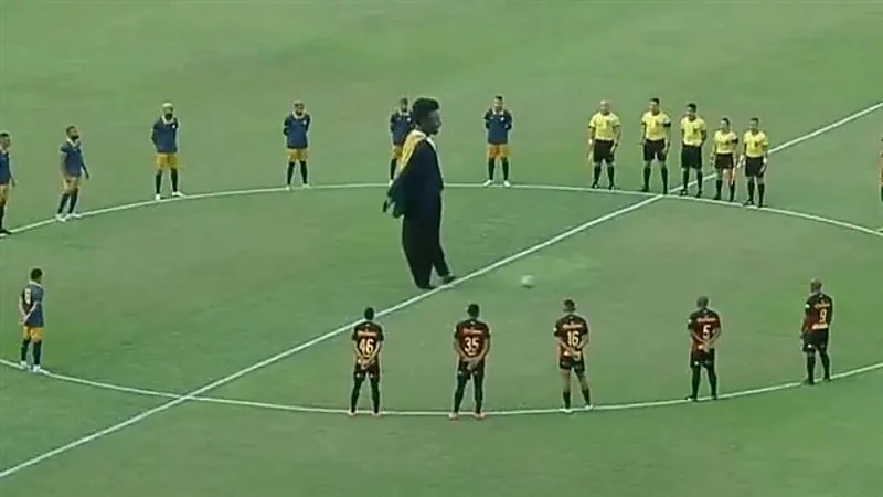 شاهد.. دمية ضخمة لـ "بيلية" تقتحم مباراة قدم وتثير الحيرة بين الجماهير