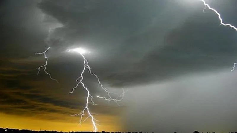 صاعقة رعدية تقتل شاب وتصيب آخريْن أثناء نزهة بالمخواة