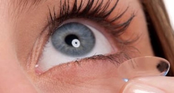 6 أخطاء تجنبيها عند وضع العدسات اللاصقة