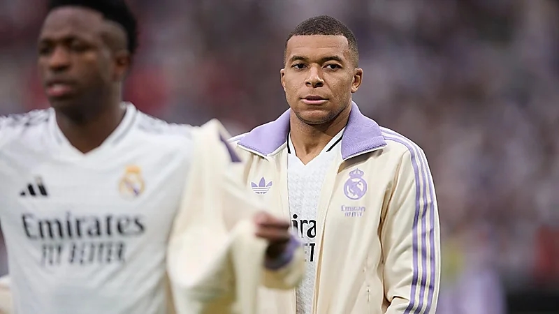 مبابي وحكيمي يثيران الجدل بصورة "شيشة" .. صور