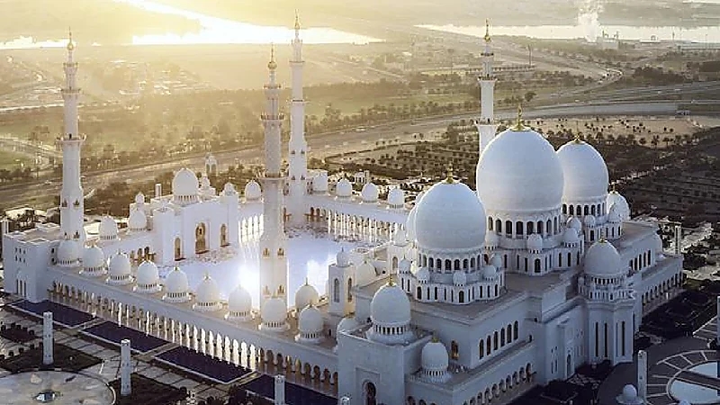 سقوط طائرة صغيرة قرب مسجد الشيخ زايد في أبوظبي وإصابة قائدها