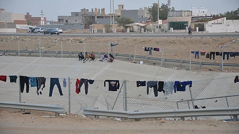 بالصور.. عمال يحولون أنفاق مجاري السيول شرق جدة إلى مساكن ومنازل