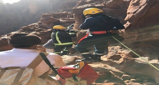 بالصور.. " مدني تبوك " ينقذ مصابًا على جبل بالديسة