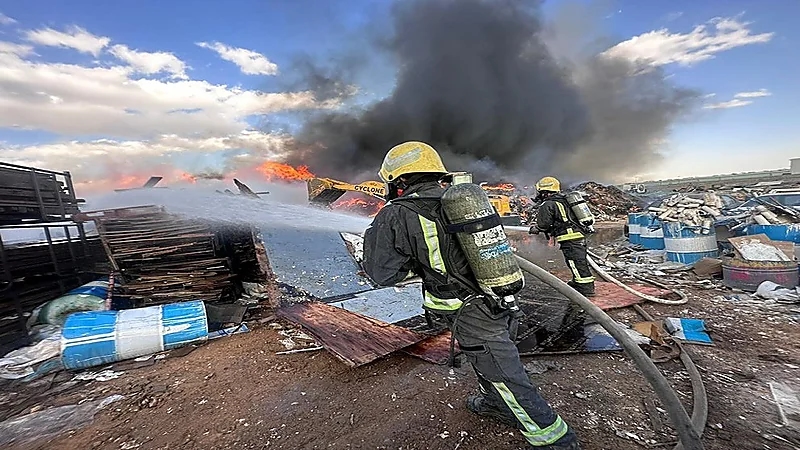 إخماد حريق في موقع لتخزين الأخشاب بالرياض