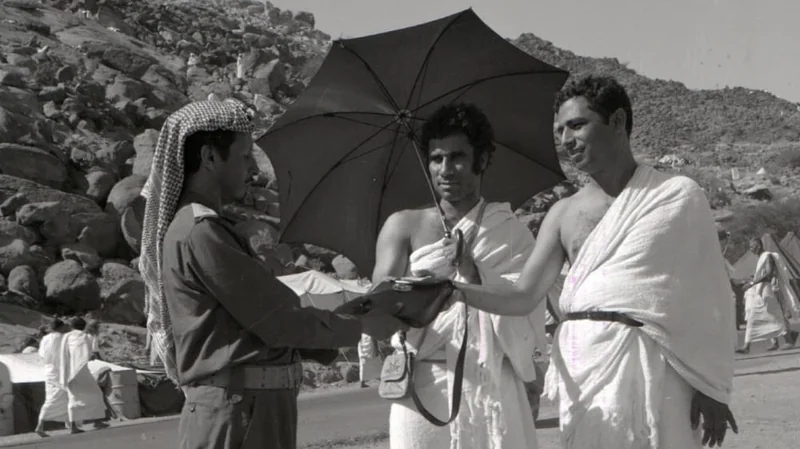 صورة نادرة لأحد ضباط الحرس الوطني يقدم المساعدة لحجاج عام 1397هـ