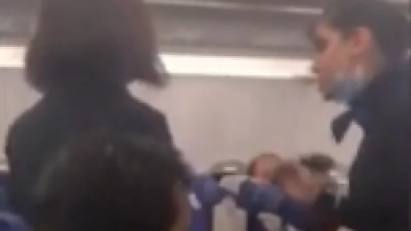 بالفيديو.. مشادة كلامية بين مضيفة وراكب على متن طائرة بسبب الوجبة