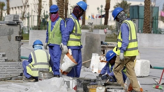 منظمة حقوقية تهاجم قطر وتصف ظروف العمل بالمونديال بـ " القاسية "