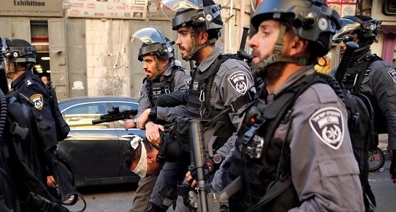 بالفيديو.. قائد فرقة بإسرائيل يسرق فاكهة فلسطيني